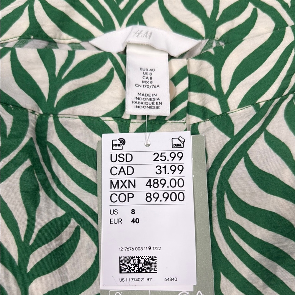 H&M Women’s Green Leaf Patterned Flowy Pants - Picture 2 of 4
